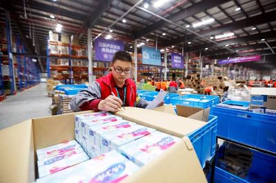 他們?yōu)榇思影?40個(gè)小時(shí),你的"雙十一"海淘寶貝,是這樣通關(guān)的!_財(cái)經(jīng)_網(wǎng)